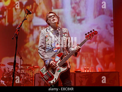 Manic Street Preachers, die live im Konzert in Manchester O2 Apollo Featuring: Nicky Wire wo: Manchester, Vereinigtes Königreich als: 1. April 2014 Stockfoto