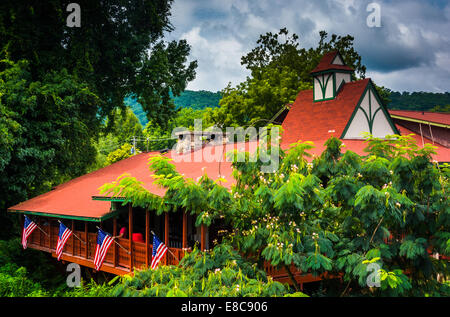 Rotbedachten Gebäude in Helen, Georgia. Stockfoto