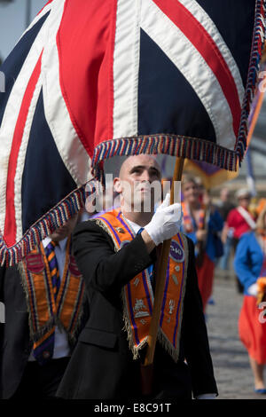 Mitglieder des protestantischen Oranier-Orden, die durch Edinburgh marschieren um Unterstützung für ein Nein in der bevorstehenden Volksabstimmung zu zeigen. Stockfoto