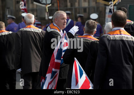 Mitglieder des protestantischen Oranier-Orden, die durch Edinburgh marschieren um Unterstützung für ein Nein in der bevorstehenden Volksabstimmung zu zeigen. Stockfoto