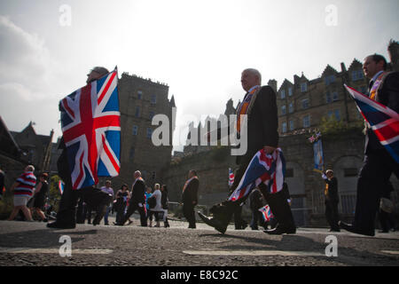 Mitglieder des protestantischen Oranier-Orden, die durch Edinburgh marschieren um Unterstützung für ein Nein in der bevorstehenden Volksabstimmung zu zeigen. Stockfoto