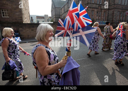 Mitglieder des protestantischen Oranier-Orden, die durch Edinburgh marschieren um Unterstützung für ein Nein in der bevorstehenden Volksabstimmung zu zeigen. Stockfoto