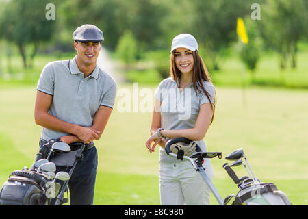 Junges Paar Golf spielen Stockfoto