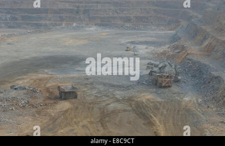 Ein große Liebherr Bagger lädt Muldenkipper mit Erz zu einem großen Tagebau afrikanischen Kupfer mir während ein Caterpillar LKW wartet. Stockfoto