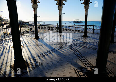 Brighton, Sussex, Großbritannien. Early Morning Sunshine auf Brighton Bandstand mit dem West Pier im Hintergrund Credit: Simon Dack/Alamy Live News Stockfoto