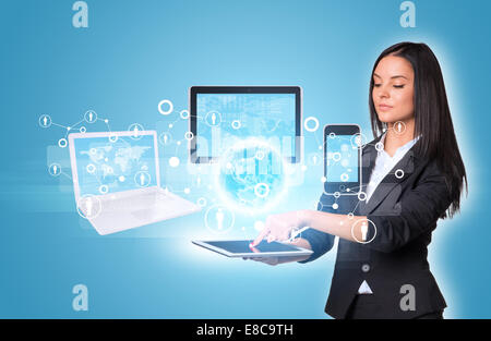 Frauen mit digital-Tablette und Erde mit Elektronik Stockfoto