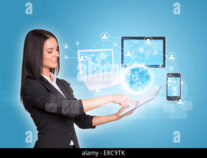 Frauen mit digital-Tablette und Erde mit Elektronik Stockfoto