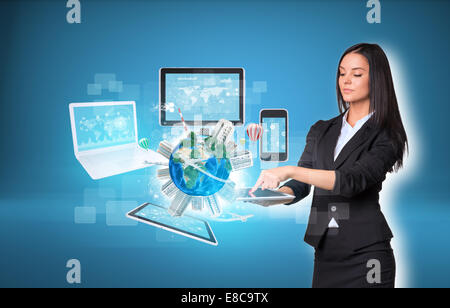 Frauen mit digital-Tablette und Erde mit Elektronik Stockfoto
