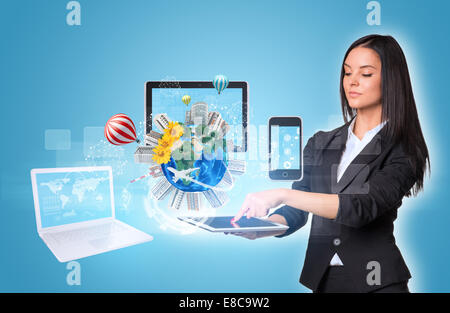 Frauen mit digital-Tablette und Erde mit Elektronik Stockfoto