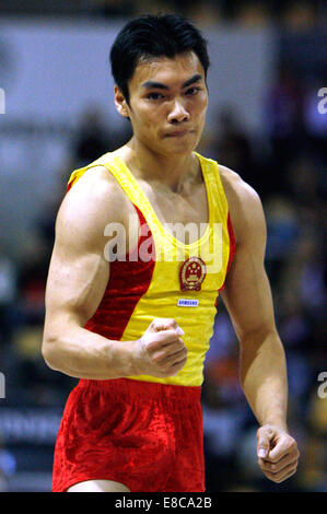 Nanning. 5. Oktober 2014. Foto aufgenommen am 17. Oktober 2006 zeigt ehemalige chinesische Gymnastik Welt Meister Liang Fuliang feiern während der 39. Gymnastik-WM in Aarhus, Dänemark. Die 45. FIG künstlerische Gymnastik Weltmeisterschaften dauert von Okt. 3 bis 12 in Nanning, der Hauptstadt Chinas Guangxi Zhuang autonomen Region. Guangxi ist berühmt für seine Tradition der Gymnastik und der Anfang von vielen Gymnastik-Legenden, wie Li Ning, Mo Huilan, Chen Yongyan und Liang Fuliang gesehen hat. © Xinhua/Alamy Live-Nachrichten Stockfoto