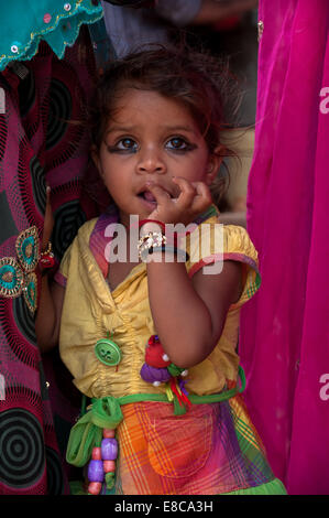 Unglaublich schönen großen Augen. Kleine Inderin in bunten Trachten Stockfoto