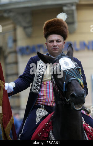 Parada 70 Teilnehmer, 30 Pferde und 40 Mitglieder der Blaskapelle haben angekündigt, die nächste 300. Sinjska Alka Stockfoto