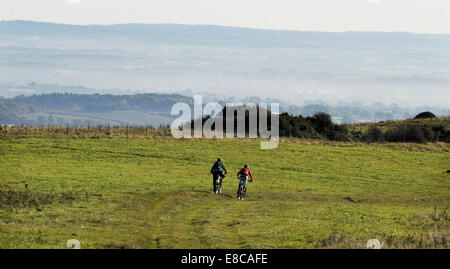 Ditchling Beacon, Sussex, Großbritannien. Oktober 2014. : Radfahrer genießen das schöne sonnige Wetter, während Nebel die Landschaft nahe Ditchling Beacon am South Downs Way heute Morgen bedeckt. Credit: Simon Dack/Alamy Live News Stockfoto