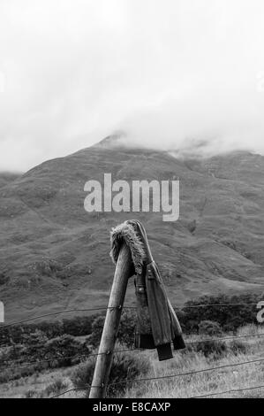 Vintage Lederjacke über einen Zaun Pfosten in den Highlands hängen Stockfoto