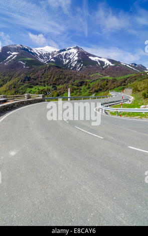 Leere Serpentinen in den Bergen von Cantabria, Spanien Stockfoto