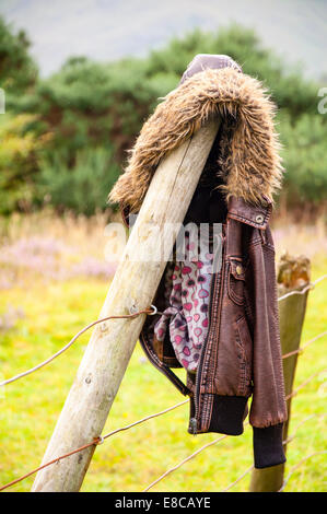 Vintage Lederjacke über einen Zaun Pfosten in den Highlands hängen Stockfoto