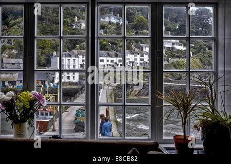 Blick durch das Fenster. Polperro Cornwall, Hafen durch ein Fenster mit Pansen. England, Großbritannien Stockfoto