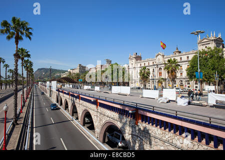 Die Promenade entlang Ronda Litoral Autobahn, Verkehrsinfrastruktur in der Innenstadt von Barcelona in Katalonien, Spanien. Stockfoto