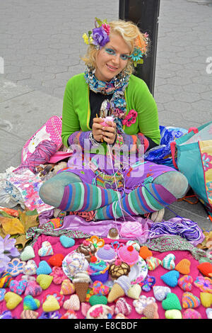 Porträt einer Frau, die gestrickte Gegenstände im Washington Square Park in Greenwich Village New York City verkauft. Stockfoto