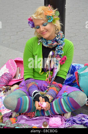 Porträt einer Frau, die gestrickte Gegenstände im Washington Square Park in Greenwich Village New York City verkauft. Stockfoto