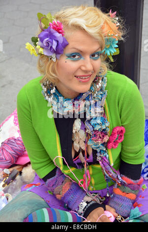 Porträt einer Frau, die gestrickte Gegenstände im Washington Square Park in Greenwich Village New York City verkauft. Stockfoto