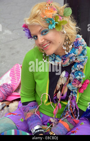 Porträt einer Frau, die gestrickte Gegenstände im Washington Square Park in Greenwich Village New York City verkauft. Stockfoto