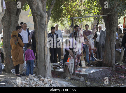 Teheran, Iran. 5. Oktober 2014. Metzger arbeiten an geschlachteten Schafen während der muslimischen Feiertag von Eid al-Adha in südlichen Teheran. Iranische Moslems feiern Eid Al-Adha, einen muslimischen Feiertag in dem Gläubiger ein Schaf zur Feier der Heiligen Durchgang ging der Prophet Abraham, nach der Ordnung Gottes, seinen Sohn Ismael, aber schließlich Gott töten töten bat ihn um ein Schaf zu töten. Bildnachweis: Morteza Nikoubazl/ZUMA Draht/Alamy Live-Nachrichten Stockfoto