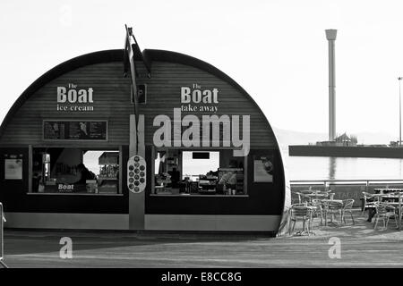 Das Boot mitnehmen Café auf Weymouth direkt am Meer in den frühen Morgenstunden. Stockfoto