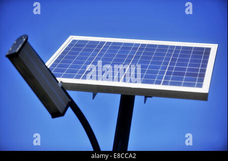 Öffentliche Beleuchtung Mast mit Photovoltaik-Panel und blauer Himmel im Hintergrund Stockfoto