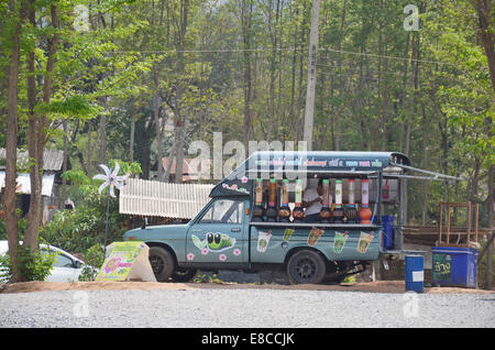 Mann auf pickup Auto Verkauf Getränk trinkt Reisenden in Nakhon Ratchasima, Thailand Stockfoto