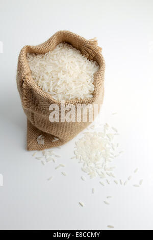 im Leinensack isoliert auf weißem Reis Stockfoto
