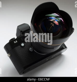 Leica M digitale Messsucherkamera mit Nikon 14mm Objektiv. Stockfoto