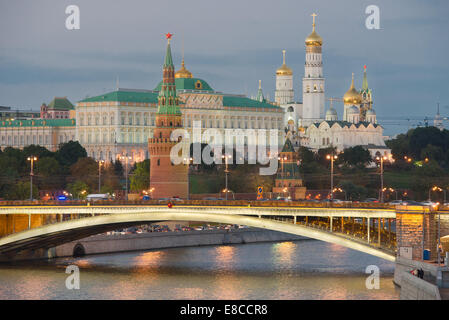 Nachtansicht des Moskauer Kreml im Sommer, Russland Stockfoto