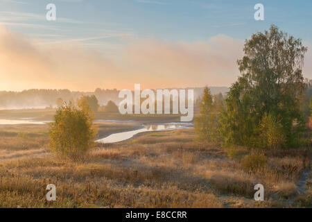 Frühen Herbstmorgen, den Sonnenaufgang, der Nebel über dem Fluss Stockfoto
