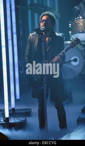 Erfurt, Deutschland. 5. Oktober 2014. US-amerikanischer Rocksänger Lenny Kravitz führt während der ZDF-Show "Wetten, dass..?" in Erfurt (Thüringen), Deutschland, 4. Oktober 2014. Bildnachweis: Dpa picture Alliance/Alamy Live News Stockfoto