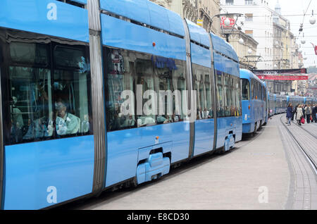 ZAGREB, Kroatien - Oktober 04: Blauen Straßenbahnen bleiben in einem Stau in der Innenstadt in Zagreb, am 4. Oktober 2014 Stockfoto