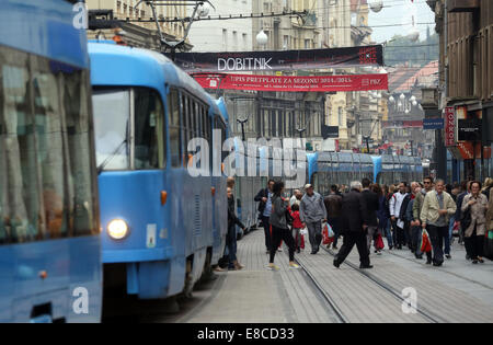 ZAGREB, Kroatien - Oktober 04: Blauen Straßenbahnen bleiben in einem Stau in der Innenstadt in Zagreb, am 4. Oktober 2014 Stockfoto