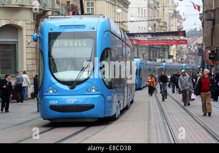 ZAGREB, Kroatien - Oktober 04: Blauen Straßenbahnen bleiben in einem Stau in der Innenstadt in Zagreb, am 4. Oktober 2014 Stockfoto