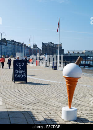 Große Kunststoff-Eis mit Kabeljau & Chips Anzeige auf der Promenade in Aberystwyth Wales UK Stockfoto