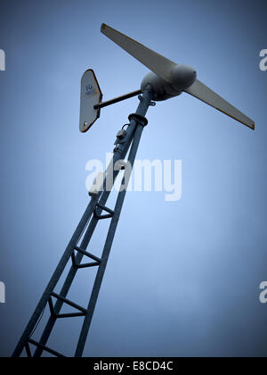Windrad auf Dach im nördlichen Viertel Manchester UK Stockfoto