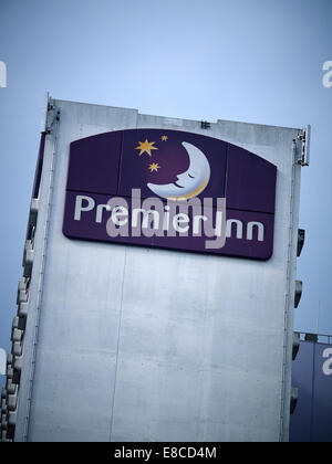 Premier Inn Logo an Außenwand in Manchester UK Stockfoto