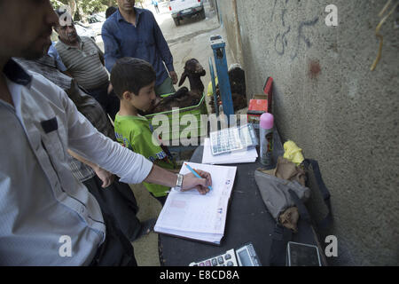 Teheran, Iran. 5. Oktober 2014. Eine iranische Verkäufer schreibt das Gewicht von Schafen während der muslimischen Feiertag von Eid al-Adha in südlichen Teheran. Iranische Moslems feiern Eid Al-Adha, einen muslimischen Feiertag in dem Gläubiger ein Schaf zur Feier der Heiligen Durchgang ging der Prophet Abraham, nach der Ordnung Gottes, seinen Sohn Ismael, aber schließlich Gott töten töten bat ihn um ein Schaf zu töten. Bildnachweis: Morteza Nikoubazl/ZUMA Draht/Alamy Live-Nachrichten Stockfoto