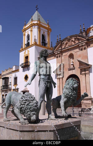 Ronda Andalusia Spanien die Brunnen und Statue des Herkules mit zwei Löwen in der Plaza del Socorro Stockfoto