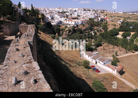 Ronda Spain Blick von der alten Stadt defensive Wand Blick über einen neuen Stadtteil. Stockfoto