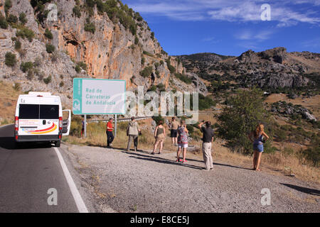 Spanien-Touristen lassen ihren Tourbus um die Berge des Naturparks Sierra de Grazalema in Cádiz Provinz anzeigen Stockfoto