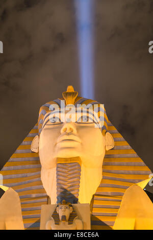 Luxor Hotel in Las Vegas mit Sphinx und Balken im Hintergrund Stockfoto