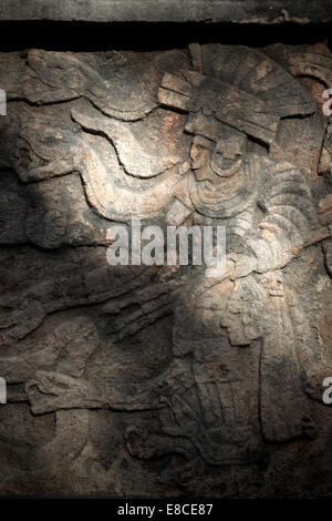 Das Bild von einem Toltec Krieger mit einer Schlange in den rechten Arm und hält einen menschlichen Kopf mit seiner linken Hand erscheint im Mai Stockfoto