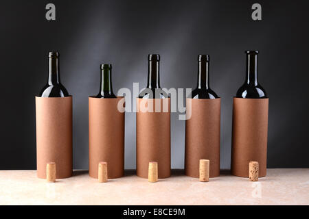 Fünf verschiedene Weinflaschen eingerichtet für eine blinde Weinprobe. Die Flaschen haben die Korken entfernt und die Einstellung, wenn vorne Stockfoto