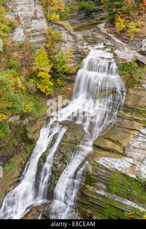 Lucifer fällt im Herbst gesehen von dem Aussichtspunkt im Robert H. Treman State Park in Trumansburg, New York Stockfoto