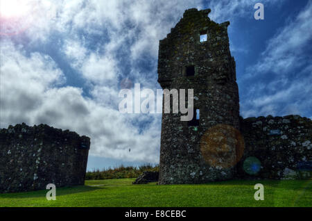 Ruinen von Dunnottar Castle mit den Wolken im Hintergrund und wunderbare Objektiv Fackel an einem hellen, sonnigen Tag in Schottland, Großbritannien Stockfoto